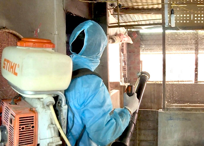 Cán bộ xử lý một ổ dịch sốt xuất huyết ở huyện Chư Prông Cán bộ xử lý một ổ dịch sốt xuất huyết ở huyện Chư Prông