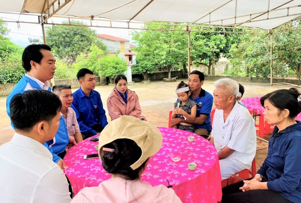 Phó Bí thư Tỉnh Đoàn Gia Lai Đỗ Duy Nam chia sẻ, động viên gia đình nạn nhân