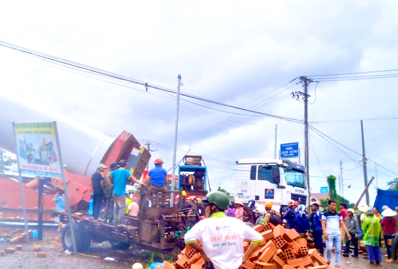 Hiện trường vụ việc người dân đem gạch, cây cối tới chặn đường, cản xe chở cánh quạt điện gió