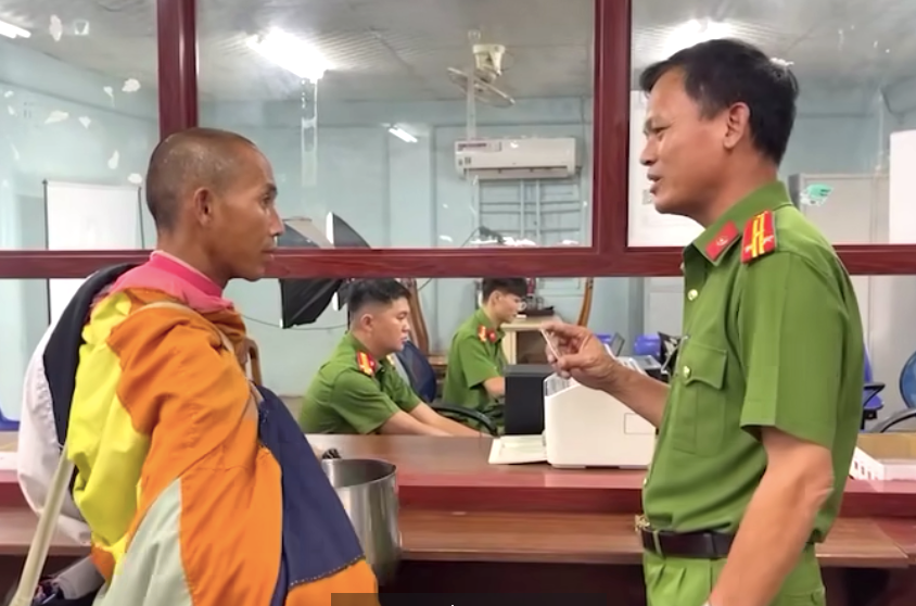 Cán bộ Công an tỉnh Gia Lai trao Căn cước công dân cho ông Lê Anh Tú