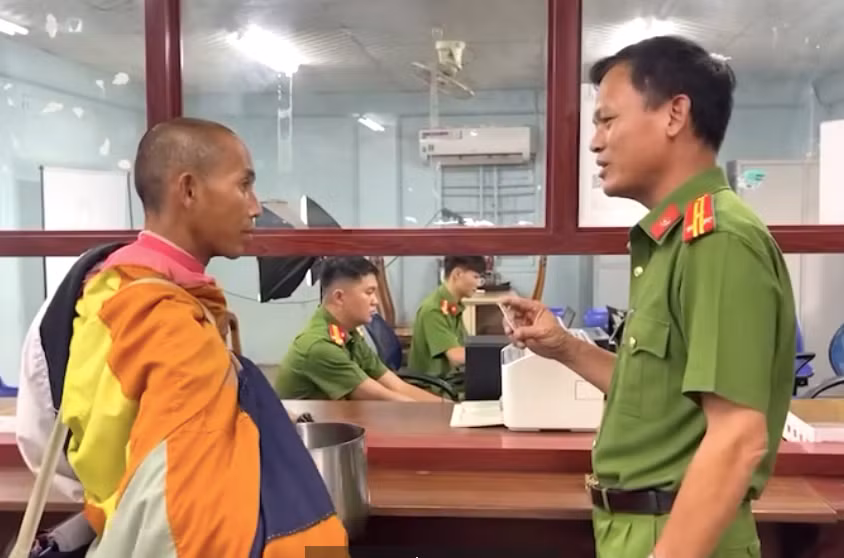Cán bộ Công an tỉnh Gia Lai trao Căn cước công dân cho ông Lê Anh Tú Cán bộ Công an tỉnh Gia Lai trao Căn cước công dân cho ông Lê Anh Tú