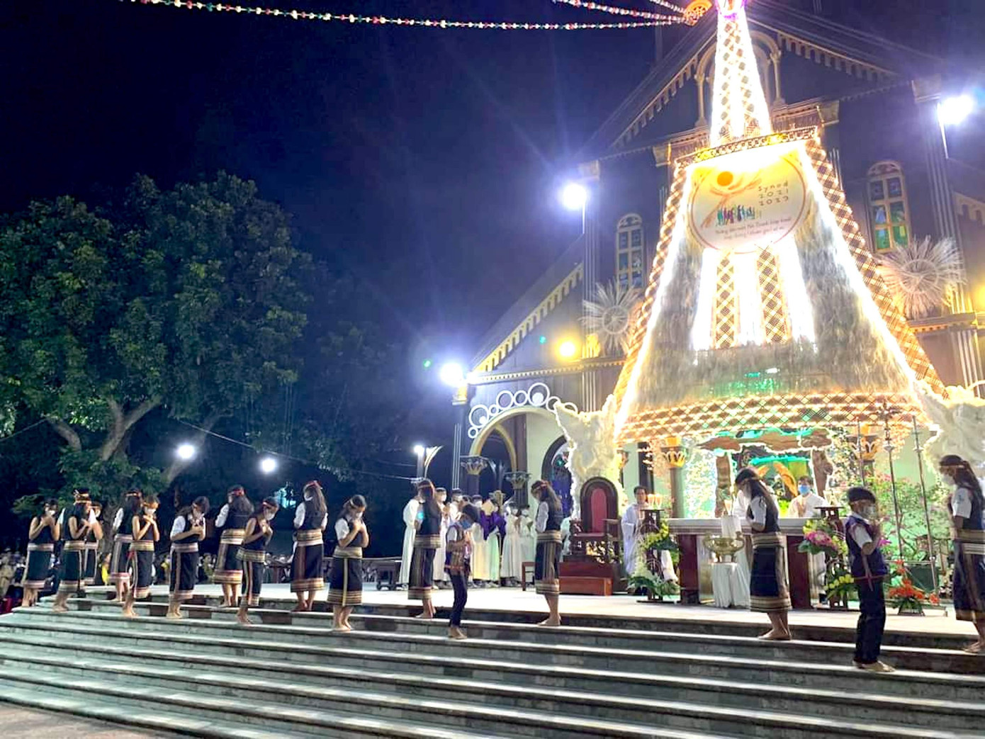 Các em nhỏ người Ba Na ca hát, nhảy múa mừng lễ Giáng sinh an lành