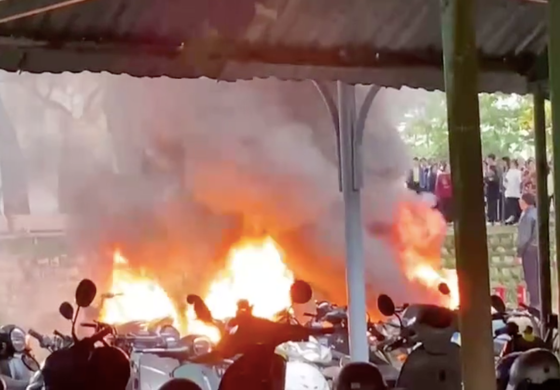 Lửa bốc lên dữ dội khiến việc chữa cháy gặp nhiều khó khăn