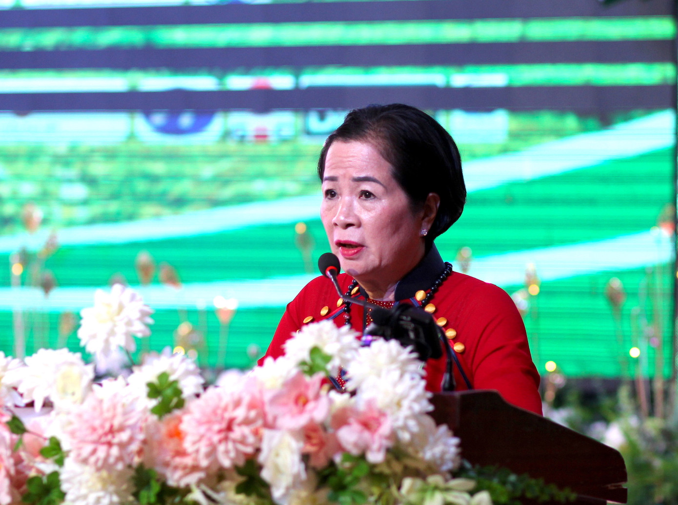 Bà Nguyễn Thị Sen - Chủ tịch Hiệp hội Doanh nghiệp tỉnh phát biểu tại hội nghị Bà Nguyễn Thị Sen - Chủ tịch Hiệp hội Doanh nghiệp tỉnh phát biểu tại hội nghị