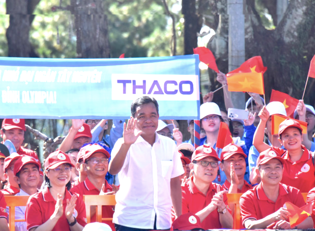 Bí thư Tỉnh ủy Gia Lai Hồ Văn Niên cùng các lãnh đạo tỉnh đến dự, xem 4 "nhà leo núi" tranh tài.