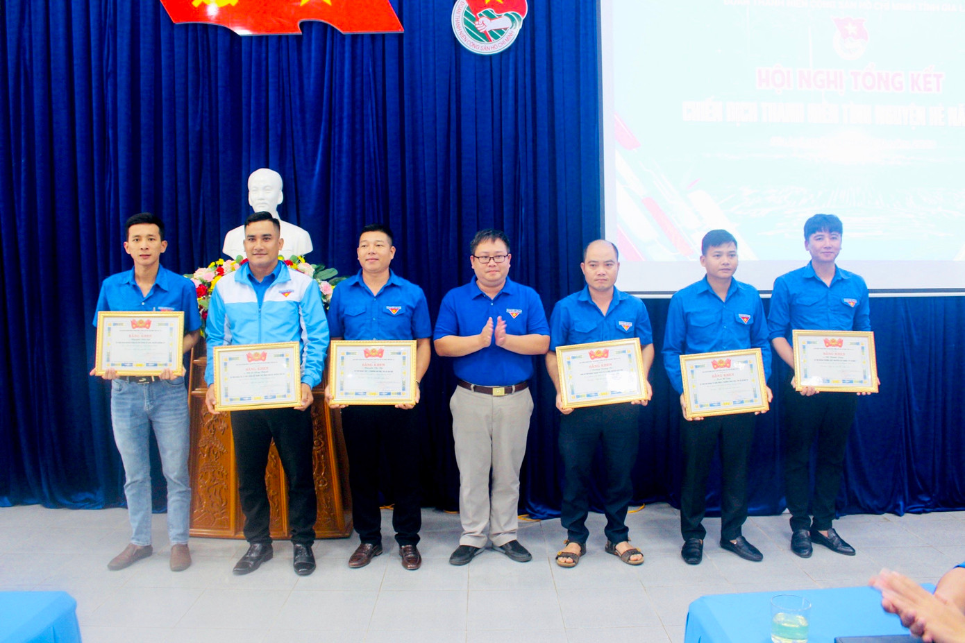 Dịp này, Ban Chấp hành Tỉnh Đoàn đã tặng bằng khen 49 tập thể, 47 cá nhân có thành tích trong thực hiện các chiến dịch