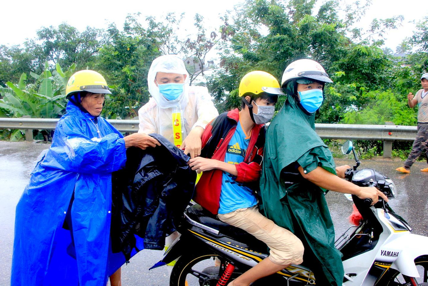 Bà La Thị Giàu (50 tuổi, tổ 9, phường Đoàn Kết, bìa trái) và con trai được lực lượng chức năng đưa vào bờ. Theo bà Giàu, gia đình có khoảng 3 sào trồng hoa màu ở khu đất sản xuất trên. Hôm qua, bà cùng mọi người ngủ lại, không lường trước việc sáng ra nước bắt đầu lên nhanh. "Nước dâng nhanh quá, tôi lại chủ quan không về, may sáng ra có lực lượng cứu hộ đến đưa gia đình tôi vào bờ an toàn. Còn hoa màu của gia đình cũng đã thu hoạch gần xong nên không quá lo", bà Giàu chia sẻ.