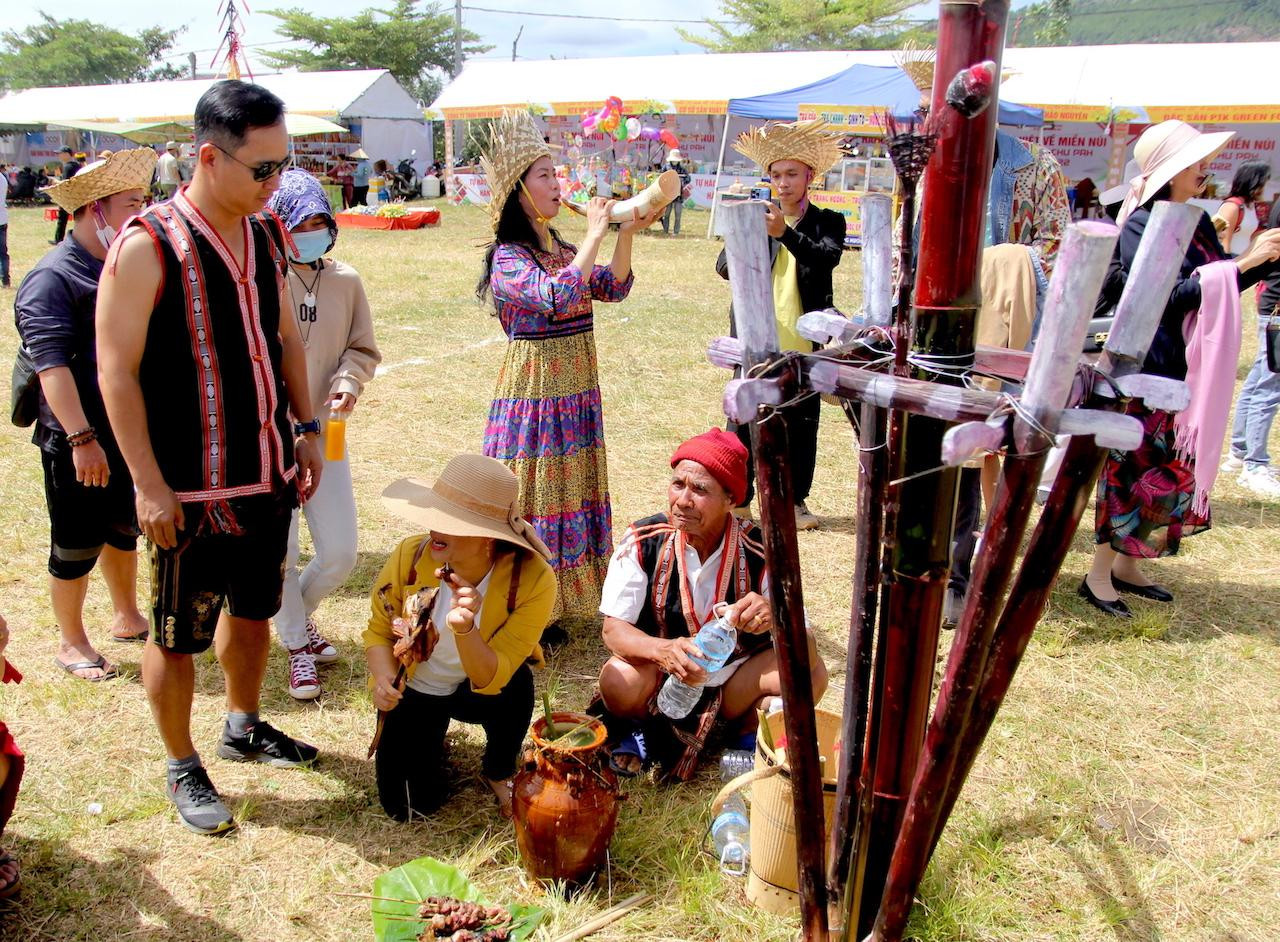 Du khách thích thú với rượu cần, thịt nướng ống tre tại Tuần lễ hoa dã quỳ-núi lửa Chư Đang Ya.