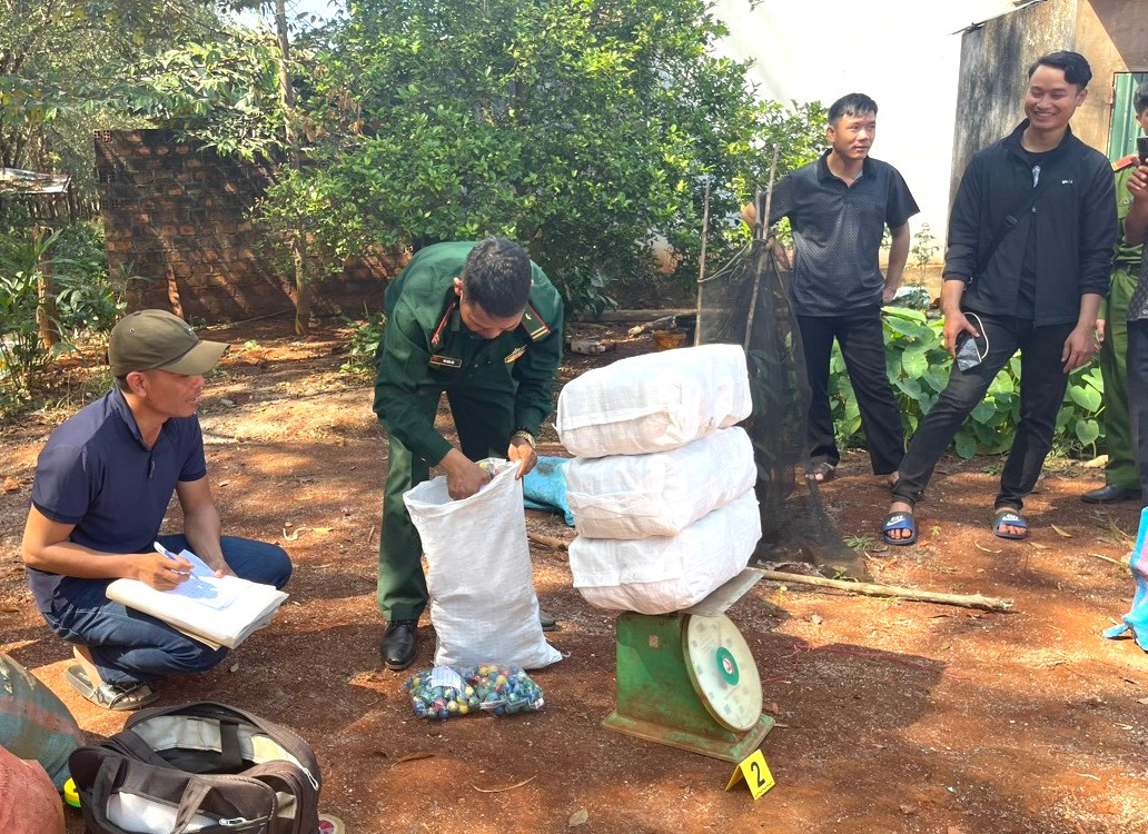 Lực lượng chức năng kiểm đếm số lượng pháo lậu