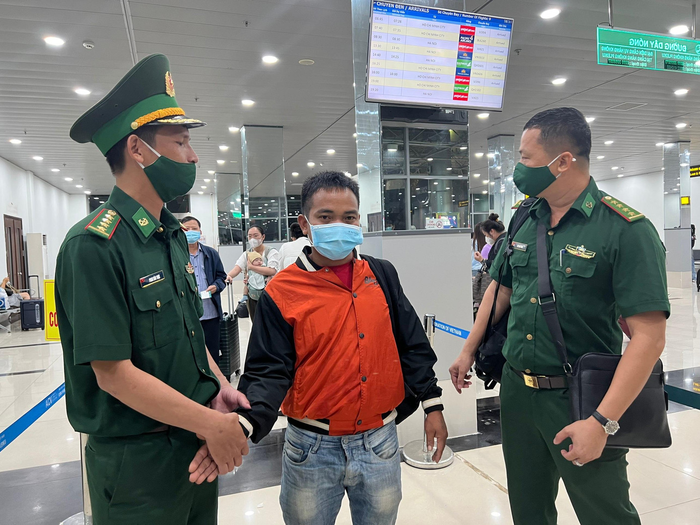 Anh P.T. vui mừng khi được bộ đội biên phòng Gia Lai đón và dẫn về nhà Anh P.T. vui mừng khi được bộ đội biên phòng Gia Lai đón và dẫn về nhà