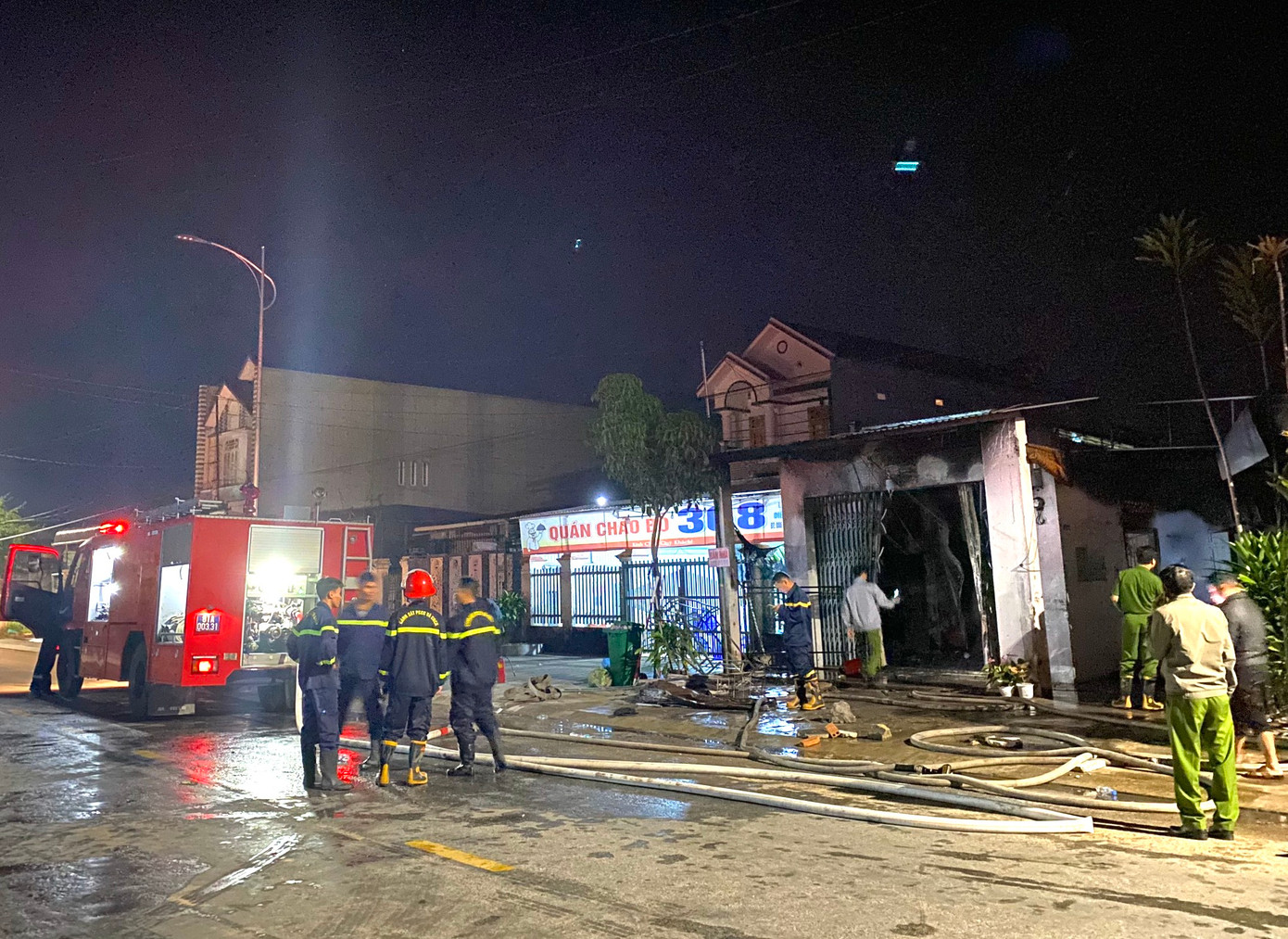 Lực lượng chữa cháy tại hiện trường thời điểm xảy ra vụ việc.