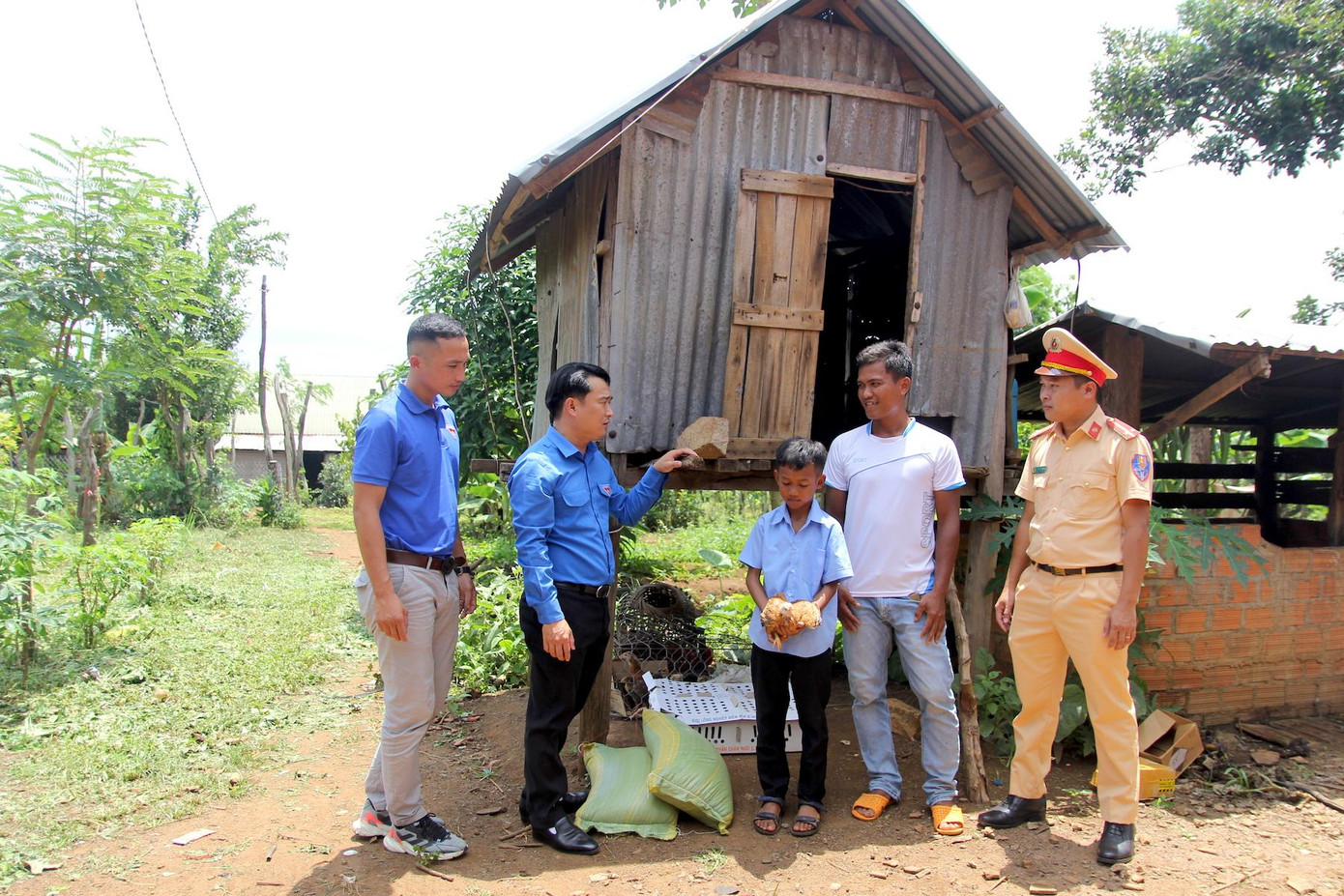 Trước đó, Tỉnh Đoàn Gia Lai trao 20 đàn gà tặng các em học sinh nghèo ở huyện Chư Pưh. Trước đó, Tỉnh Đoàn Gia Lai trao 20 đàn gà tặng các em học sinh nghèo ở huyện Chư Pưh.