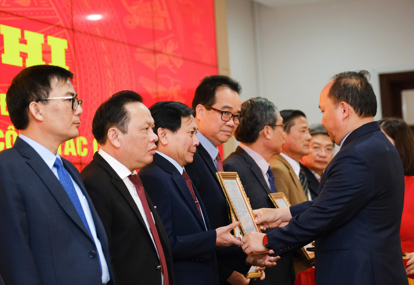 Chủ tịch UBND tỉnh Gia Lai trao quyết định bổ nhiệm các lãnh đạo sở.