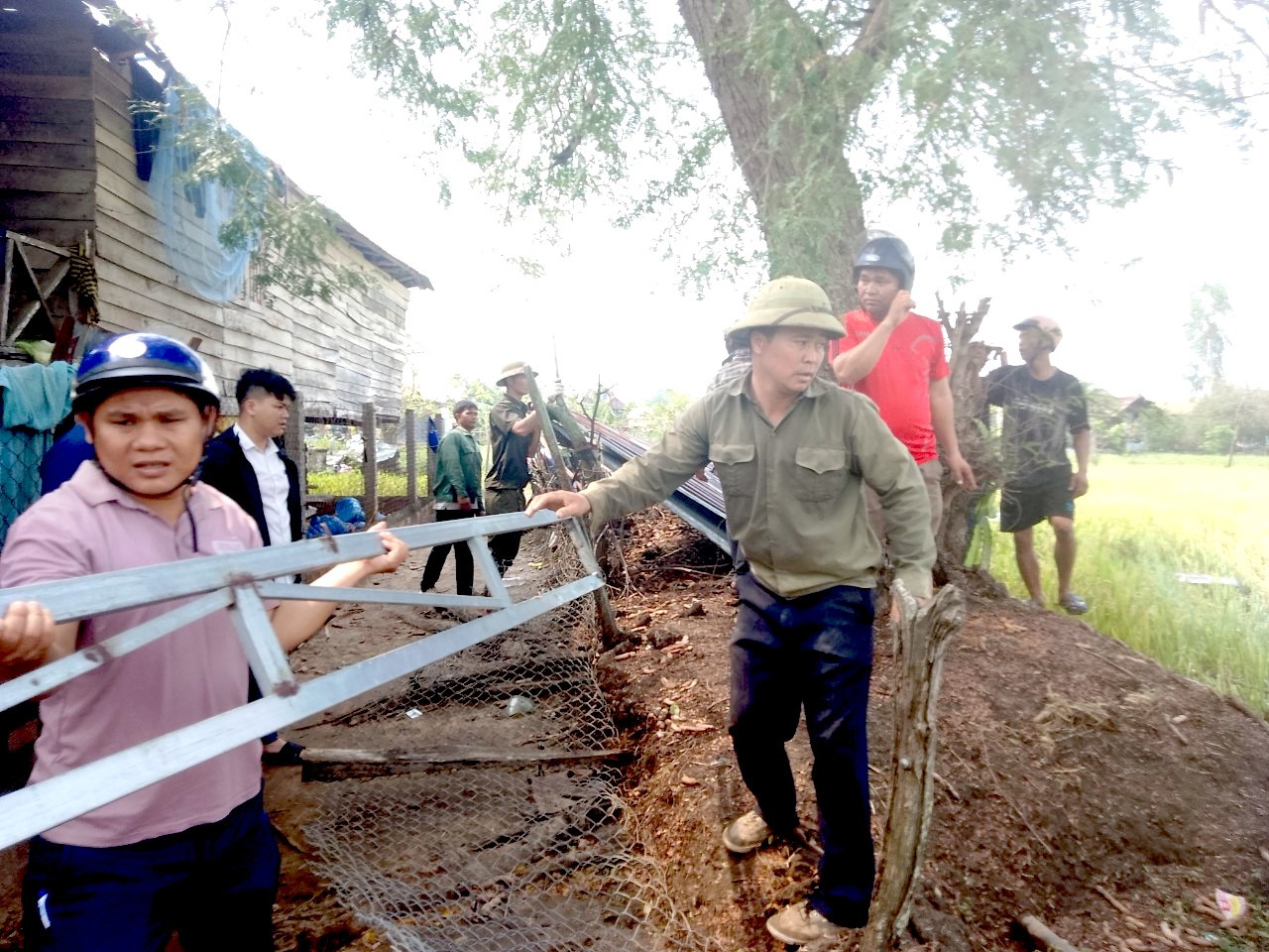 Dân làng đến giúp các gia đình có nhà bị thiệt hại. Dân làng đến giúp các gia đình có nhà bị thiệt hại.