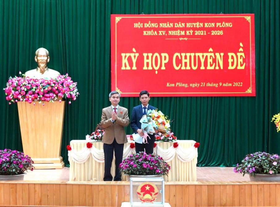 Bí thư Huyện uỷ Kon Plông Đào Duy Khánh (trái) chúc mừng tân Chủ tịch UBND huyện Bí thư Huyện uỷ Kon Plông Đào Duy Khánh (trái) chúc mừng tân Chủ tịch UBND huyện