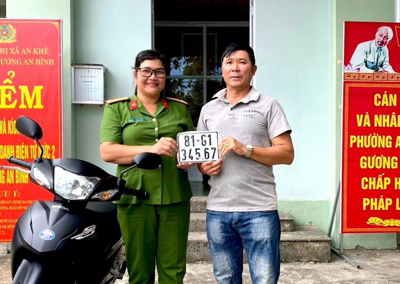 Bố của anh Minh nhận biển số đẹp từ Công an phường An Bình