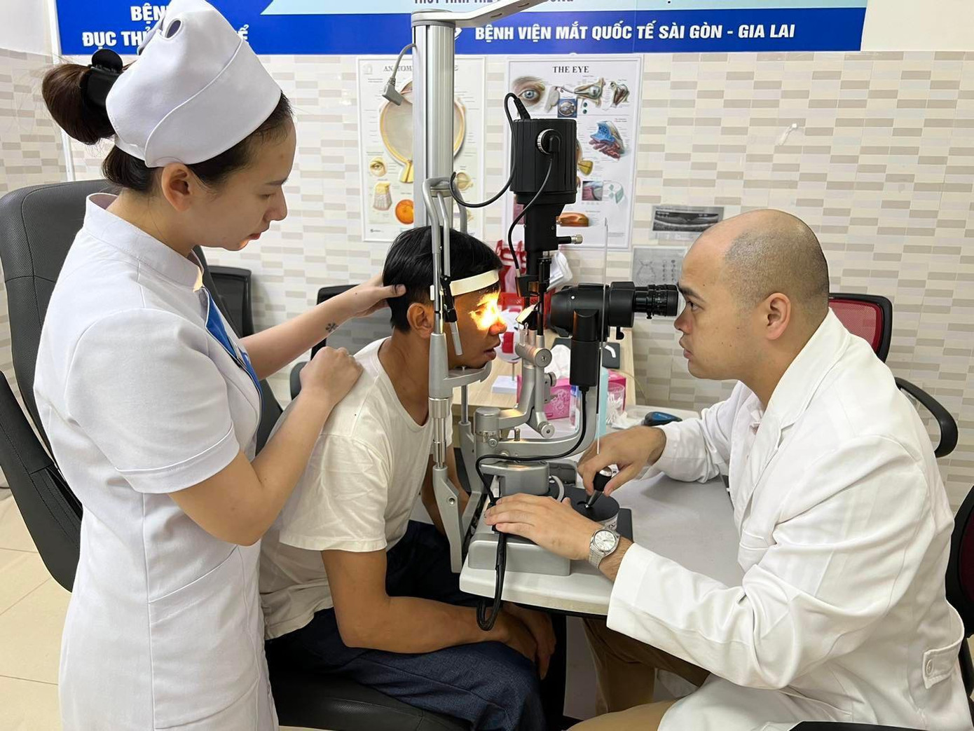 Các bác sỹ ở Bệnh viện Mắt Quốc tế Sài Gòn - Gia Lai kiểm tra mắt cho một bệnh nhân Các bác sỹ ở Bệnh viện Mắt Quốc tế Sài Gòn - Gia Lai kiểm tra mắt cho một bệnh nhân