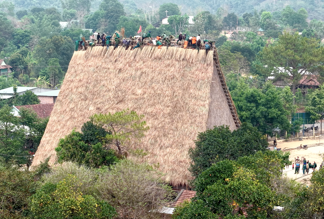 Nhà rông cao khoảng 20 m là công trình đồ sộ, thể hiện sức mạnh của dân làng.