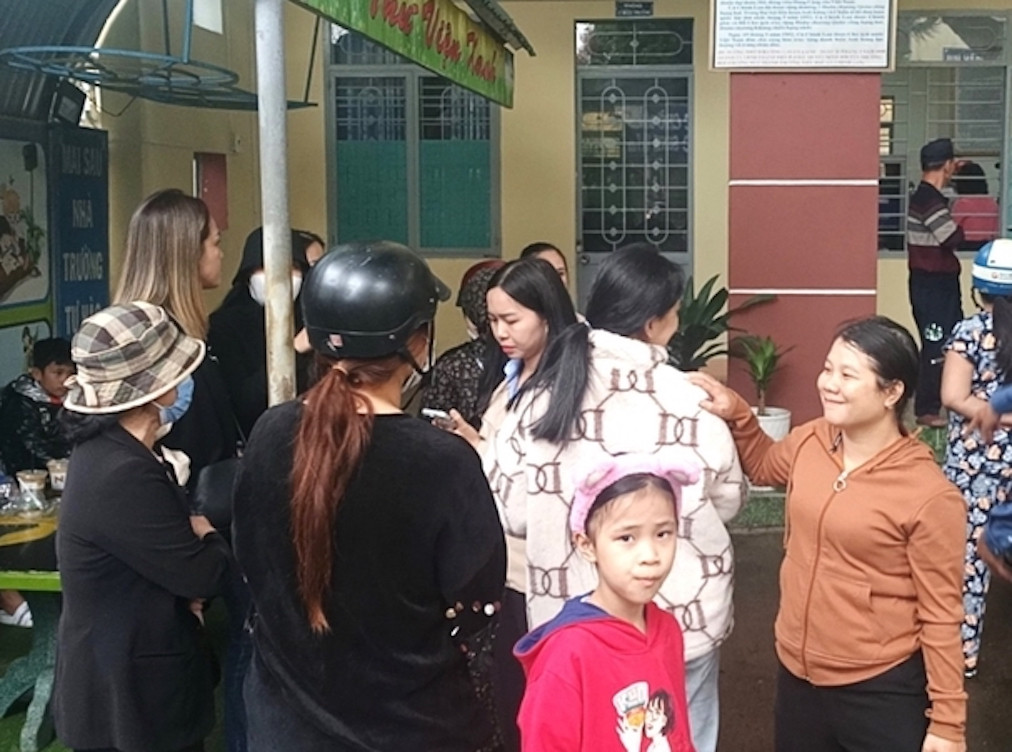 Phụ huynh tập trung tới Trường Tiểu học Cù Chính Lan phản đối cô giáo dạy môn Âm nhạc.