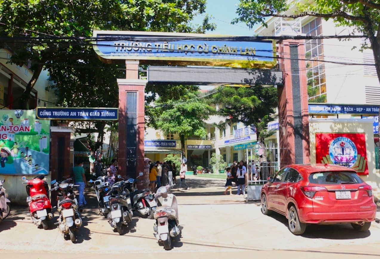 Trường Tiểu học Cù Chính Lan nơi cô giáo N.Đ.T.B.T. làm việc. Trường Tiểu học Cù Chính Lan nơi cô giáo N.Đ.T.B.T. làm việc.