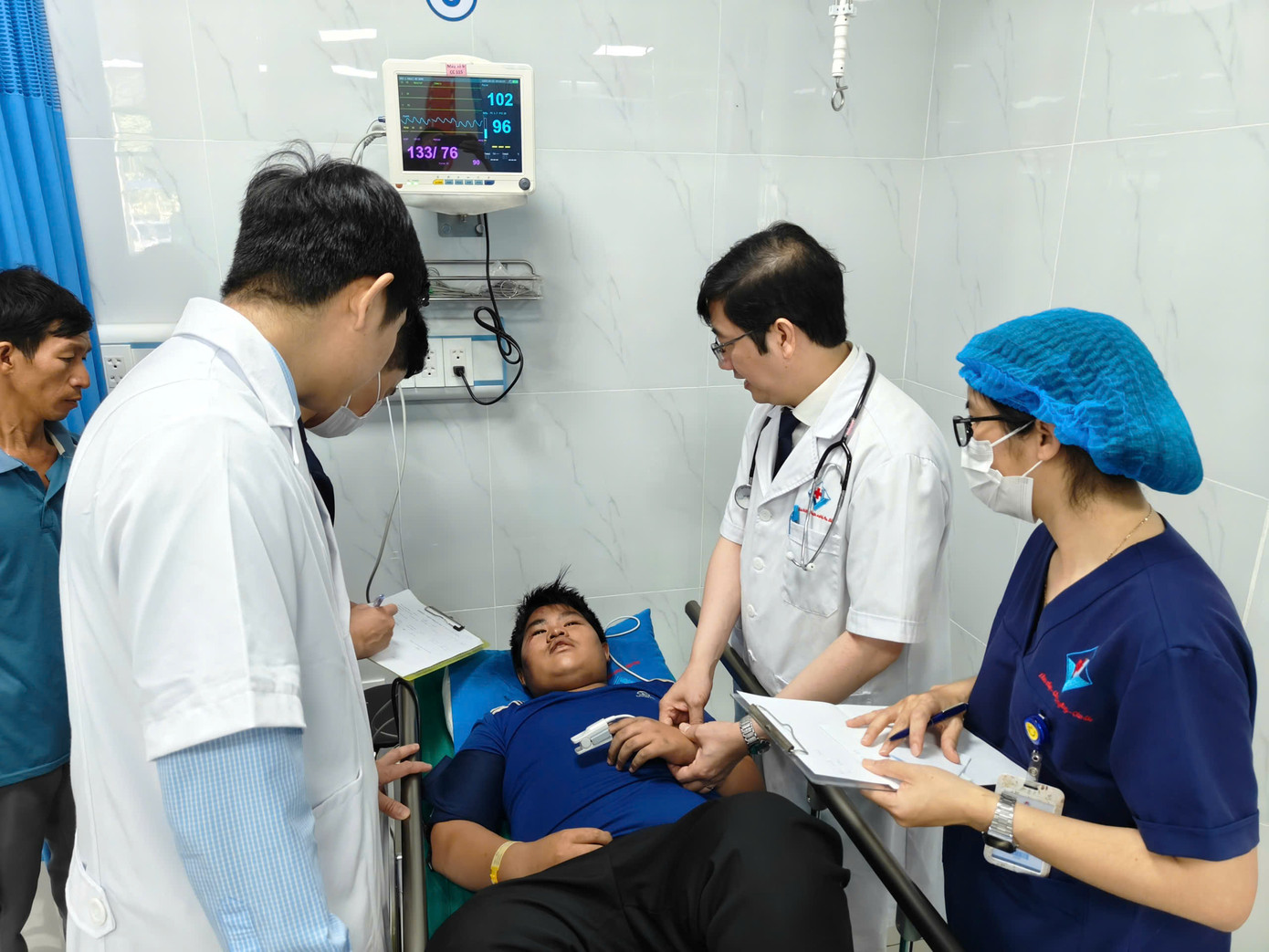 Bác sĩ Bệnh viện Hùng Vương Gia Lai thăm hỏi sức khoẻ của bệnh nhân Bác sĩ Bệnh viện Hùng Vương Gia Lai thăm hỏi sức khoẻ của bệnh nhân