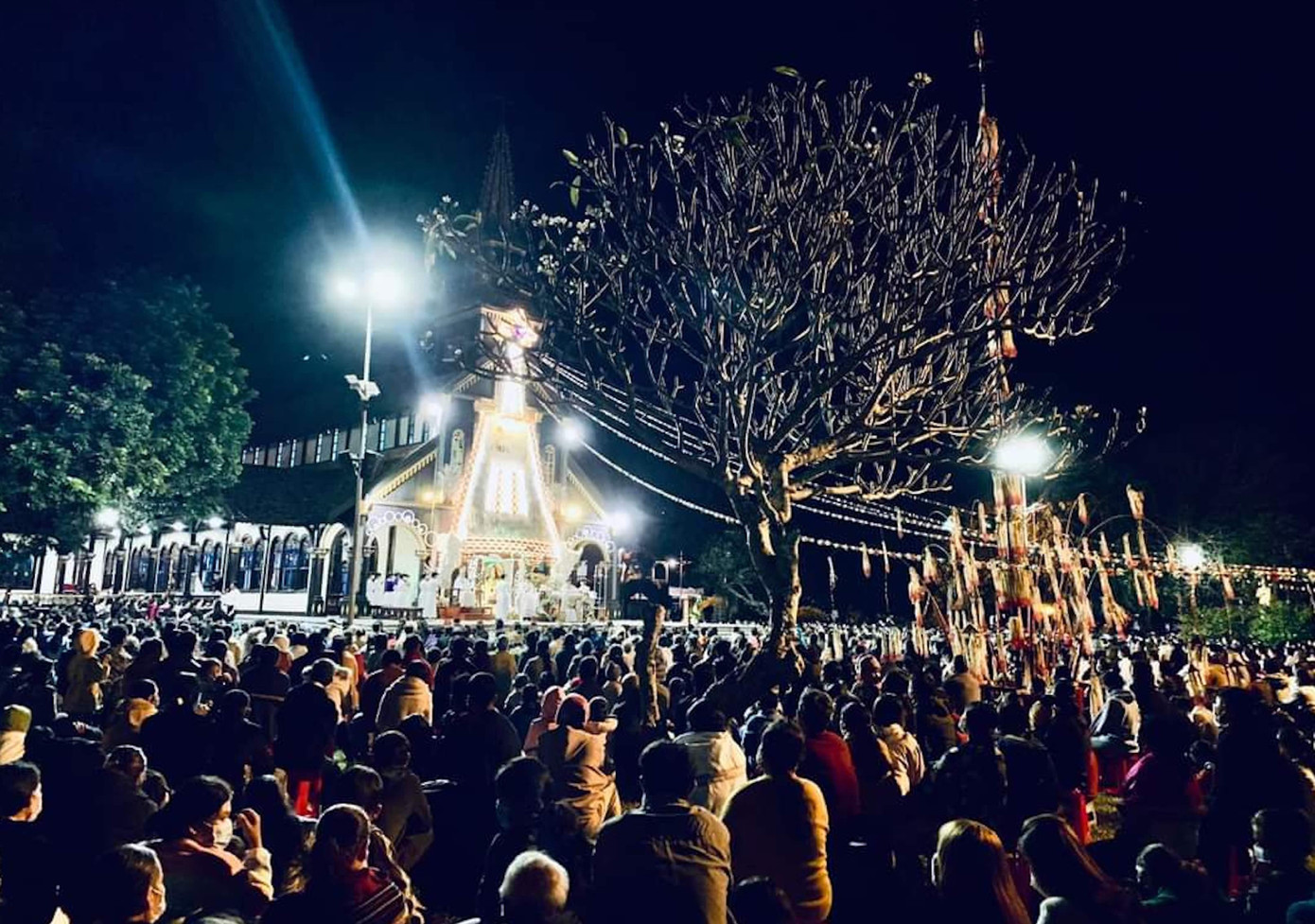 Ngoài các giáo dân có rất nhiều du khách, người dân của thành phố Kon Tum đến xem ngày đặc biệt này. Nhà thờ Chính tòa Kon Tum do chính một vị linh mục người Pháp thiết kế và khởi xướng, được xây dựng vào năm 1913, đến năm 1918 hoàn thành và tồn tại đến ngày nay. Giai đoạn 1994 - 1996, công trình được tu sửa nối thêm 2 hành lang 2 bên hiên. Tới 2013, nhân kỷ niệm 100 tuổi, nhà thờ được sơn sửa lại một chút bên ngoài.