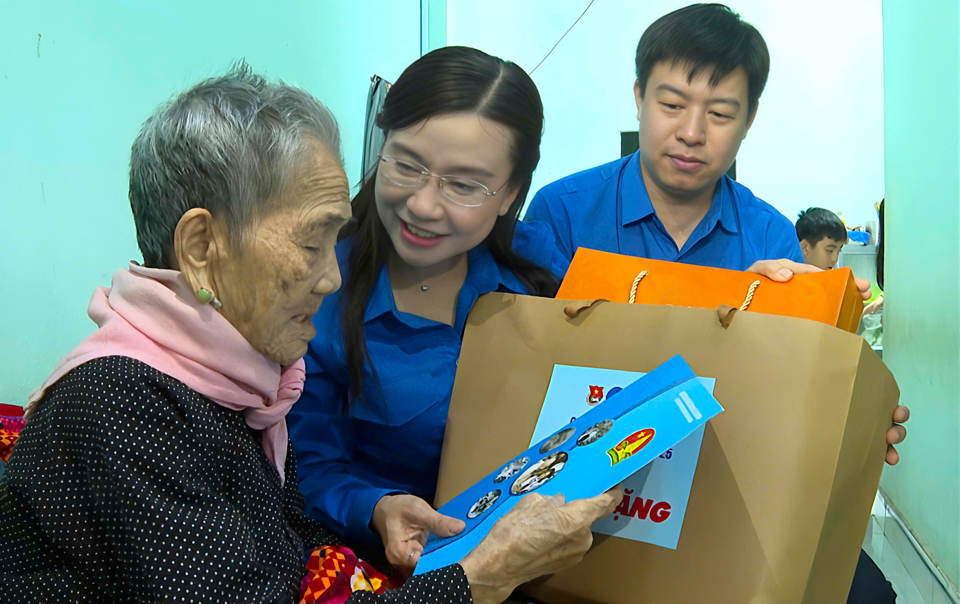 Bí thư T.Ư Đoàn Nguyễn Phạm Duy Trang thăm, tặng quà Mẹ Việt Nam Anh hùng Lê Thị Diện. Bí thư T.Ư Đoàn Nguyễn Phạm Duy Trang thăm, tặng quà Mẹ Việt Nam Anh hùng Lê Thị Diện.