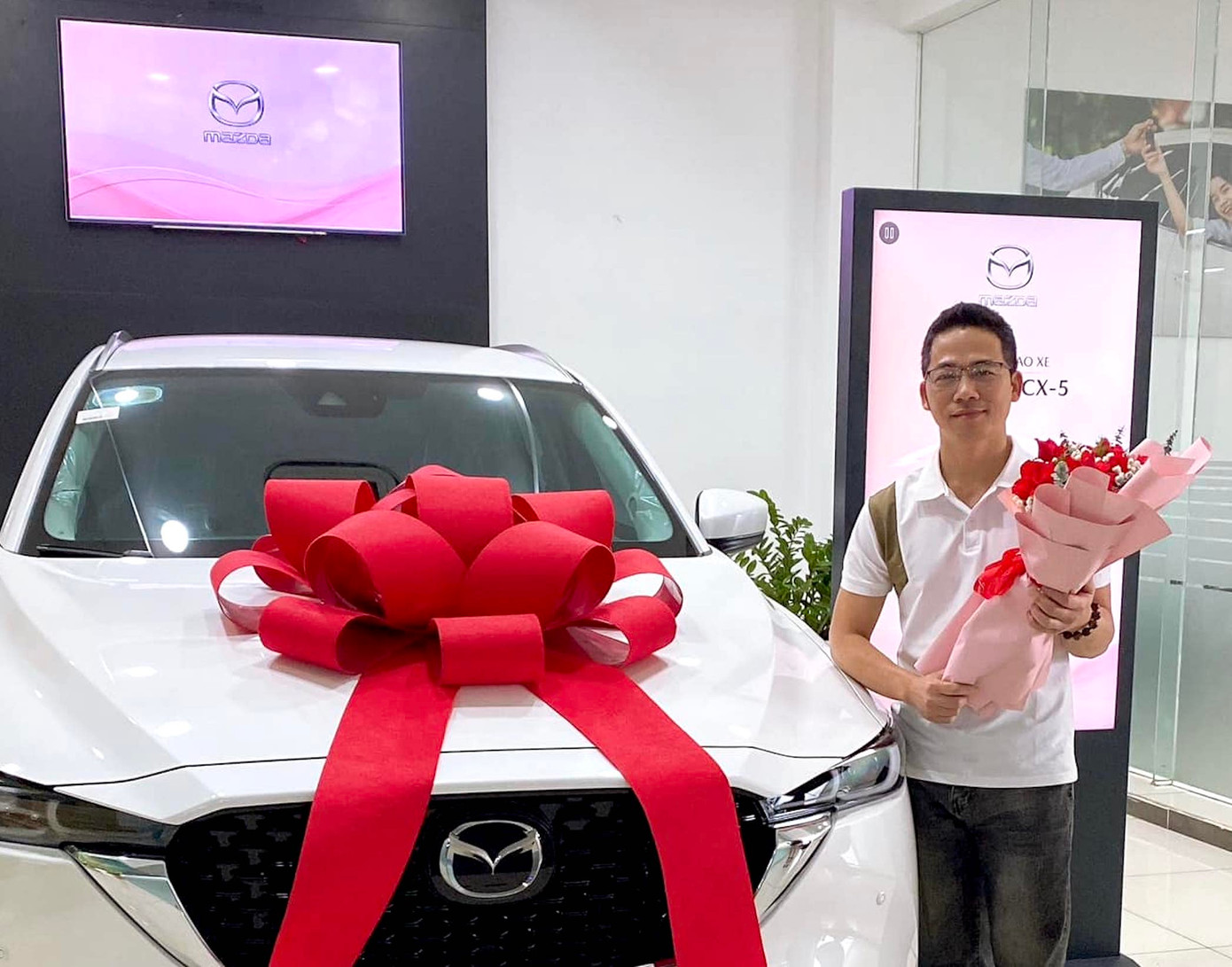 Kiên đăng ảnh lên mạng xã hội cùng chiếc ô tô CX5 đời mới. Kiên đăng ảnh lên mạng xã hội cùng chiếc ô tô CX5 đời mới.