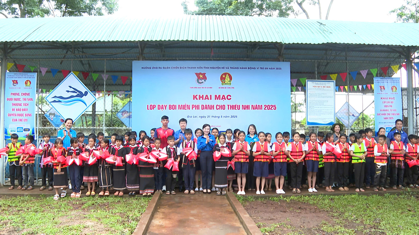 Các em học sinh phấn khởi khi nhận dụng cụ bơi mới Các em học sinh phấn khởi khi nhận dụng cụ bơi mới