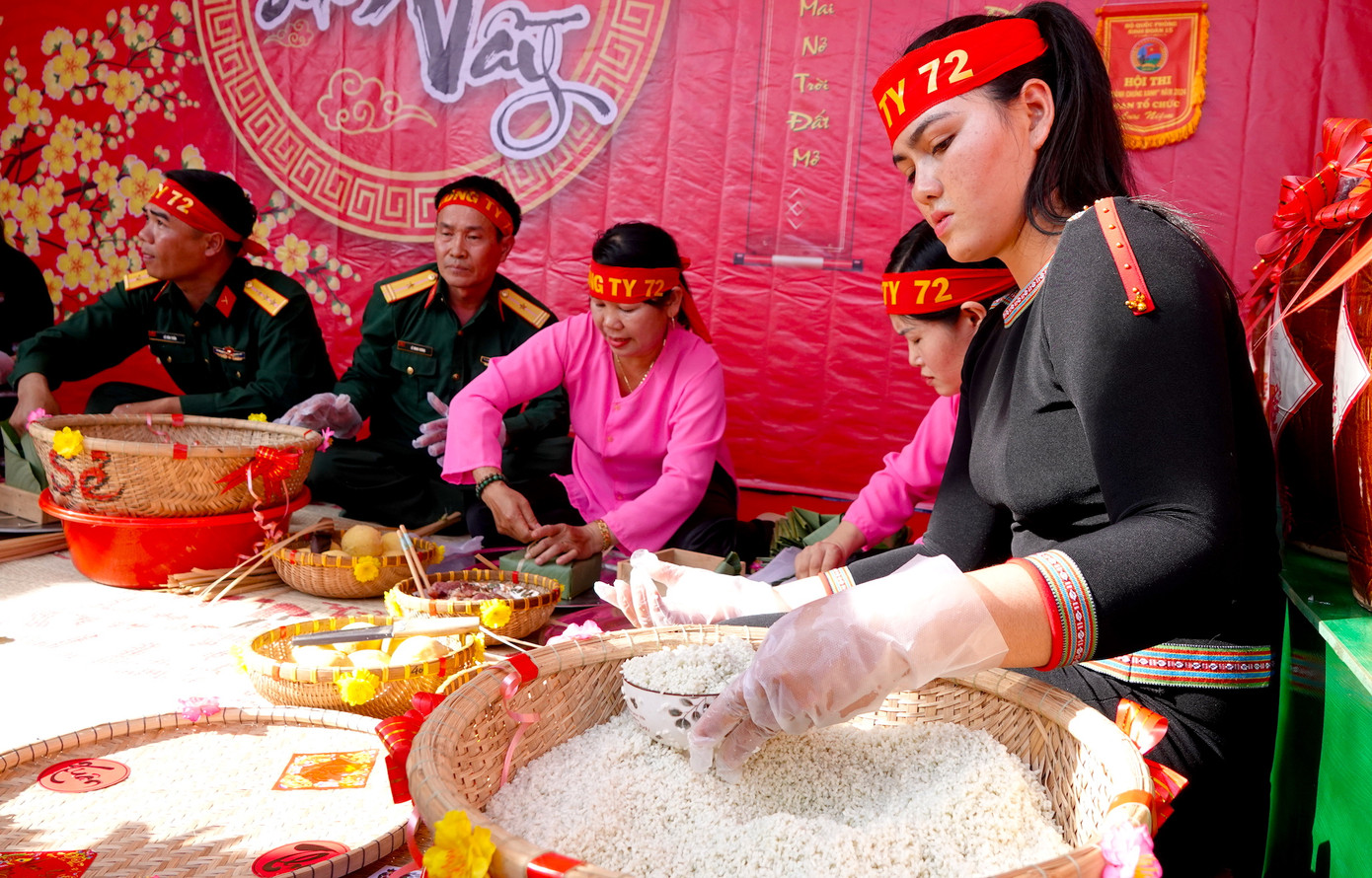 Không chỉ là cuộc thi, việc gói bánh chưng đem tới sự đoàn kết, gắn bó giữa bộ đội với người dân tộc thiểu số vùng biên Không chỉ là cuộc thi, việc gói bánh chưng đem tới sự đoàn kết, gắn bó giữa bộ đội với người dân tộc thiểu số vùng biên