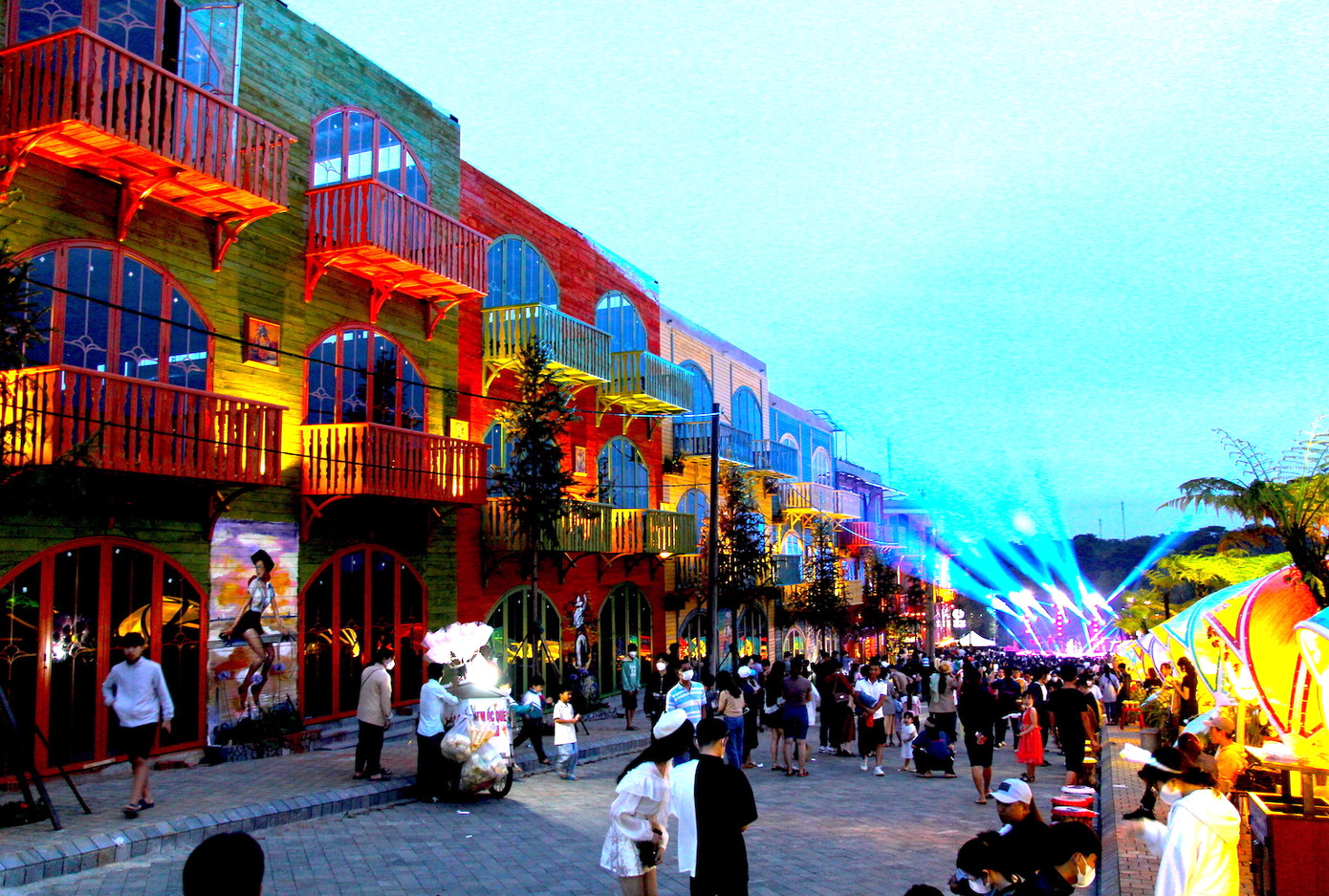 Ngày 29/4, ông Đặng Quang Hà - Chủ tịch UBND huyện Kon Plông, Kon Tum cho biết, Tuần lễ Văn hóa-du lịch Kon Plông năm 2023 diễn ra từ 28/4-3/5, tại thị trấn Măng Đen với nhiều hoạt động văn hóa du lịch đặc sắc, nhằm phục vụ khách du lịch đến với Măng Đen trong những ngày nghỉ lễ 30/4 và 1/5. Trong ảnh: “Đại lộ hoàng hôn” là sự kiện trong Tuần lễ Văn hóa - Du lịch năm 2023.