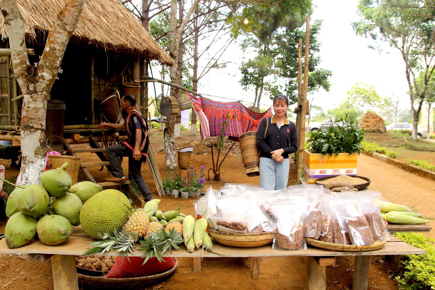 Các sản phẩm hữu cơ của người dân địa phương trồng được bày bán tại Khu Đồi thông Măng Đen.