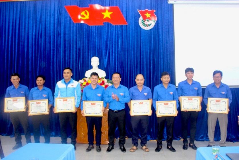 Dịp này, Ban Chấp hành Tỉnh Đoàn đã tặng bằng khen 49 tập thể, 47 cá nhân có thành tích trong thực hiện các chiến dịch