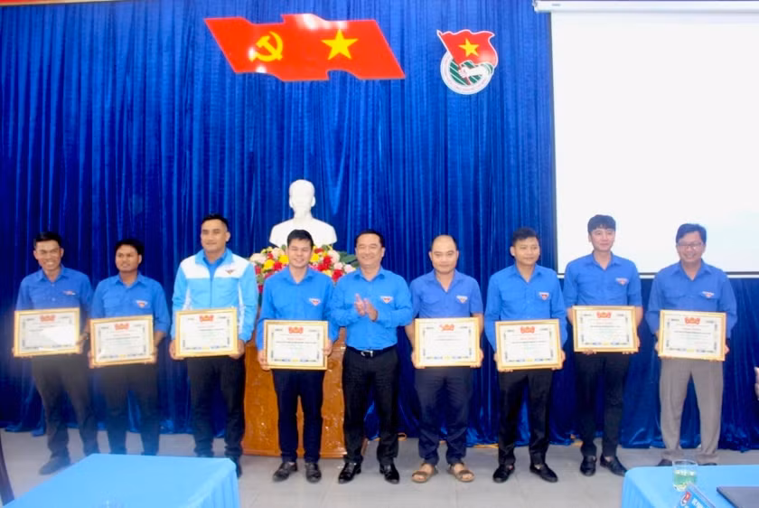 Dịp này, Ban Chấp hành Tỉnh Đoàn đã tặng bằng khen 49 tập thể, 47 cá nhân có thành tích trong thực hiện các chiến dịch