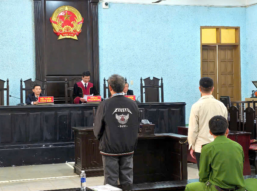 Hai bị cáo Quân và Sâm tại phiên toà