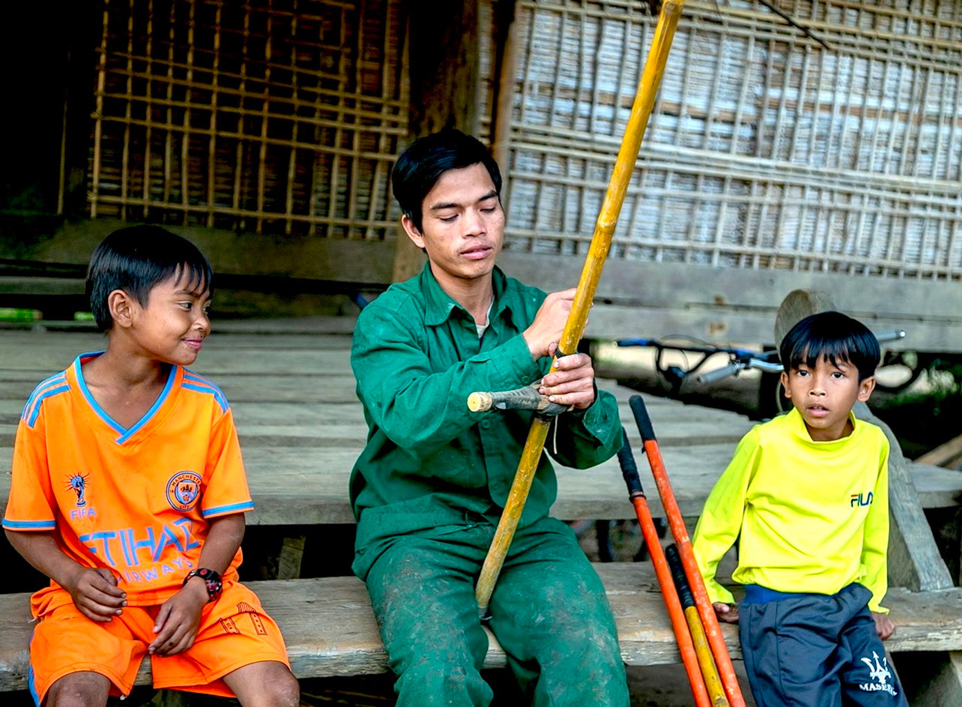 Anh Tham, người đã có kỹ năng đi cà kheo nổi tiếng nhất làng Kon Măh cột lại cà kheo.
