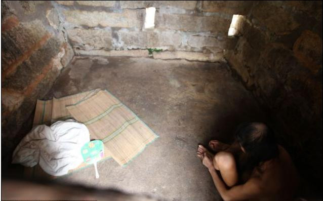 Dong Hai hầu như là ở truồng trong căn phòng này. Thứ duy nhất có trong phòng là 1 chiếc chiếu và 1 cái chăn dùng khi trời lạnh