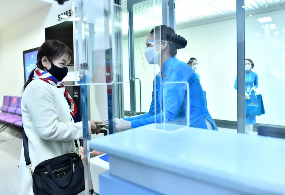 Những hành khách đầu tiên từ Việt Nam đi Mỹ trên chuyến bay thẳng thường lệ đầu tiên giữa hai nước làm thủ tục lên máy bay tại sân bay Tân Sơn Nhất.