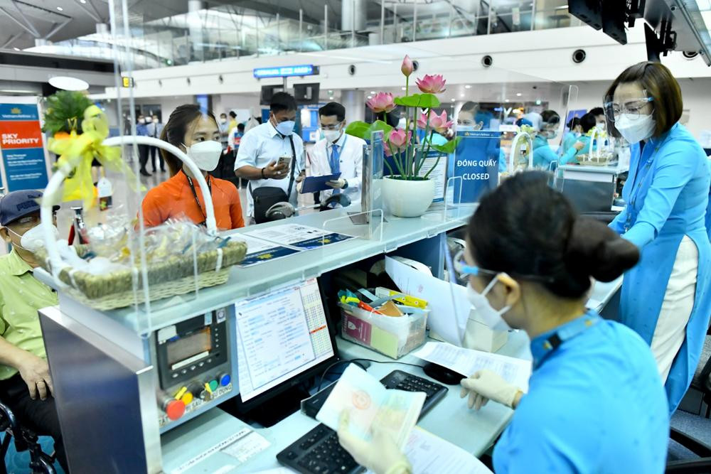 Hành khách làm thủ tục bay từ Việt Nam đi Mỹ trên chuyến bay thẳng thường lệ mới được khai thác. Hành khách làm thủ tục bay từ Việt Nam đi Mỹ trên chuyến bay thẳng thường lệ mới được khai thác.