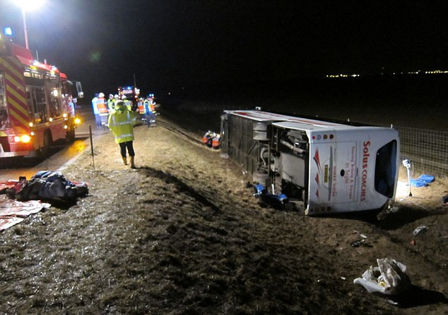 Hiện trường vụ tai nạn. Chiếc xe buýt bị lật ngay trên đường cao tốc A26, tại Chalons-en-Champagne tại Pháp