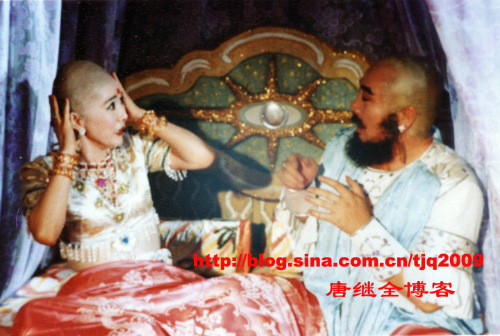 Vì cấm các nhà tu hành trong vương quốc của mình, quốc vương và hoàng hậu đã bị Ngộ Không dùng phép thuật cạo trọc đầu