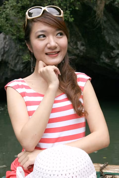 Nâng niu những giọt nước trong veo Hoà tan trong là nước mát xanh Muốn bay lên trước phong cảnh hữu tình Bên bến đò thanh bình