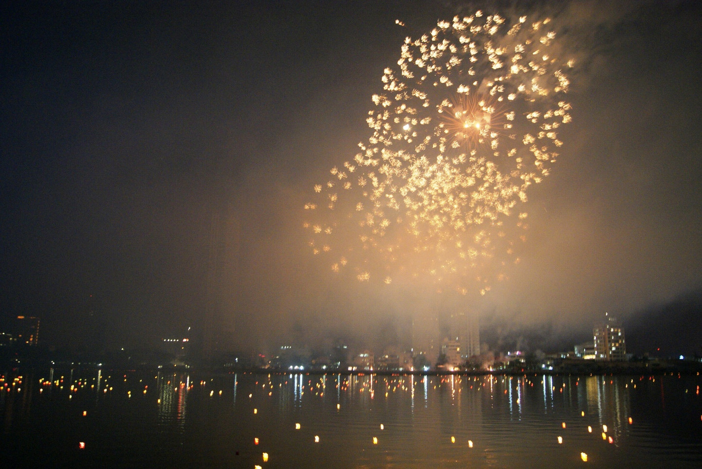 Đội chủ nhà Đà Nẵng – Việt Nam tôn vinh vẻ đẹp quê hương đất nước qua những bài tráng ca cách mạng, ca khúc về quê hương như Việt Nam quê hương tôi, tiếng hát giữa rừng Pác Bó… khiến những tràng pháo tay rộn ràng vang lên từ phía khán đài