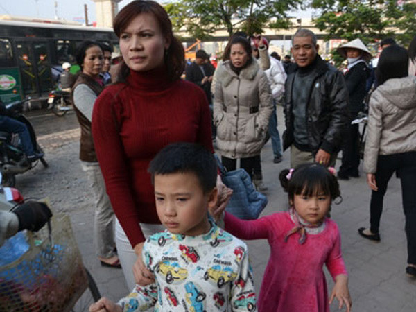 Chị Huyền và hai đứa con thoát thân sau vụ cháy xe. Chị Huyền và hai đứa con thoát thân sau vụ cháy xe