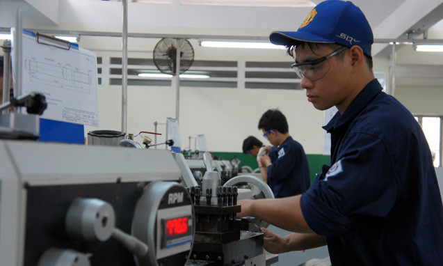 Học sinh thi thực hành nghề tiện sáng 21-4 tại hội đồng thi Cao đẳng Kỹ thuật Lý Tự Trọng (TP.HCM) trong khuôn khổ Hội thi học sinh giỏi nghề lần 5 do Thành đoàn tổ chức Học sinh thi thực hành nghề tiện sáng 21-4 tại hội đồng thi Cao đẳng Kỹ thuật Lý Tự Trọng (TP.HCM) trong khuôn khổ Hội thi học sinh giỏi nghề lần 5 do Thành đoàn tổ chức