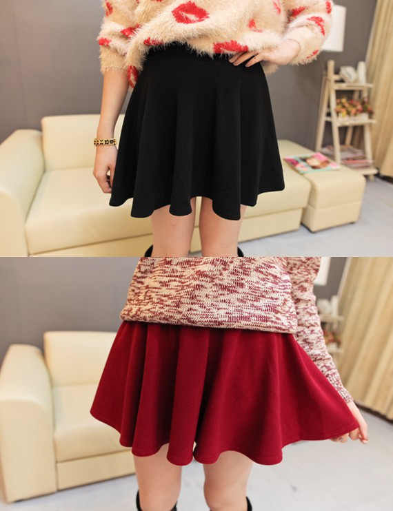 Áo phao, áo da hay những item cotton pha nilon khó thấm nước chính là những món đồ hoàn hảo cho những ngày mưa phùn thế này. Ngoài ra những kiểu áo sơ mi, đặc biệt là sơ mi denim cũng là một lựa chọn không tồi đâu nhé! Shorts, chân váy cotton tiện dụng hay skinny jeans sẽ giúp bạn cảm thấy năng động và thoải mái hơn. Cuối cùng là giữ cho đôi chân khỏi ướt bằng một đôi ủng đi mưa thật xinh, hay boots và giày da... vậy là bạn đã có ngay set đồ đi mưa thật hợp lý và thời trang rồi đấy!