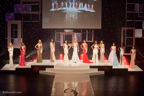 Jenna Talackova (ngoài cùng bên trái) khi BTC công bố top 12 cuộc thi Miss Universe 2012