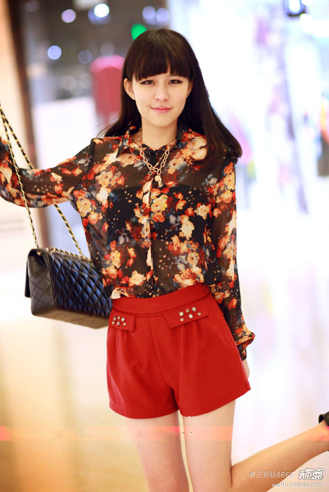 Trong tủ đồ nhà bạn hẳn không thể thiếu quần shorts. Với chức năng mang lại sự thoải mái, năng động cũng như giúp bạn gái “khoe” đôi chân thon cuốn hút, quần shorts lúc nào cũng được xếp vào list những món đồ cô nàng nào cũng phải có mỗi khi hè tới. Bạn sẽ vô cùng nổi bật cùng short hoa mang nhiều màu sắc được cách điệu với các họa tiết hoa nhỏ, to khác nhau. Bạn nên kết hợp short họa tiết hoa với áo có gam màu đơn sắc như màu đen, màu be, màu trắng... Khắc phục nhược điểm của quần short hơi thô cứng và chật chội hay những chiếc váy ngắn khiến chúng mình có thể gặp sự cố “hớ hênh” khi vận động, quần short váy là sự kết hợp hoàn hảo để teen girl khoe vẻ đáng yêu, xinh xắn mà cực kỳ thoải mái. Ngoài ra, các kiểu quần short màu sặc sỡ hay short đều có thể đem đến cho bạn gái nét trẻ trung năng động trong ngày hè.