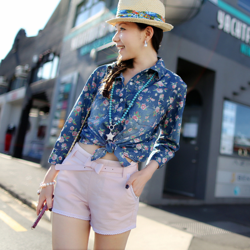 Trong tủ đồ nhà bạn hẳn không thể thiếu quần shorts. Với chức năng mang lại sự thoải mái, năng động cũng như giúp bạn gái “khoe” đôi chân thon cuốn hút, quần shorts lúc nào cũng được xếp vào list những món đồ cô nàng nào cũng phải có mỗi khi hè tới. Bạn sẽ vô cùng nổi bật cùng short hoa mang nhiều màu sắc được cách điệu với các họa tiết hoa nhỏ, to khác nhau. Bạn nên kết hợp short họa tiết hoa với áo có gam màu đơn sắc như màu đen, màu be, màu trắng... Khắc phục nhược điểm của quần short hơi thô cứng và chật chội hay những chiếc váy ngắn khiến chúng mình có thể gặp sự cố “hớ hênh” khi vận động, quần short váy là sự kết hợp hoàn hảo để teen girl khoe vẻ đáng yêu, xinh xắn mà cực kỳ thoải mái. Ngoài ra, các kiểu quần short màu sặc sỡ hay short đều có thể đem đến cho bạn gái nét trẻ trung năng động trong ngày hè.