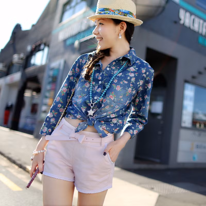 Trong tủ đồ nhà bạn hẳn không thể thiếu quần shorts. Với chức năng mang lại sự thoải mái, năng động cũng như giúp bạn gái “khoe” đôi chân thon cuốn hút, quần shorts lúc nào cũng được xếp vào list những món đồ cô nàng nào cũng phải có mỗi khi hè tới. Bạn sẽ vô cùng nổi bật cùng short hoa mang nhiều màu sắc được cách điệu với các họa tiết hoa nhỏ, to khác nhau. Bạn nên kết hợp short họa tiết hoa với áo có gam màu đơn sắc như màu đen, màu be, màu trắng... Khắc phục nhược điểm của quần short hơi thô cứng và chật chội hay những chiếc váy ngắn khiến chúng mình có thể gặp sự cố “hớ hênh” khi vận động, quần short váy là sự kết hợp hoàn hảo để teen girl khoe vẻ đáng yêu, xinh xắn mà cực kỳ thoải mái. Ngoài ra, các kiểu quần short màu sặc sỡ hay short đều có thể đem đến cho bạn gái nét trẻ trung năng động trong ngày hè.